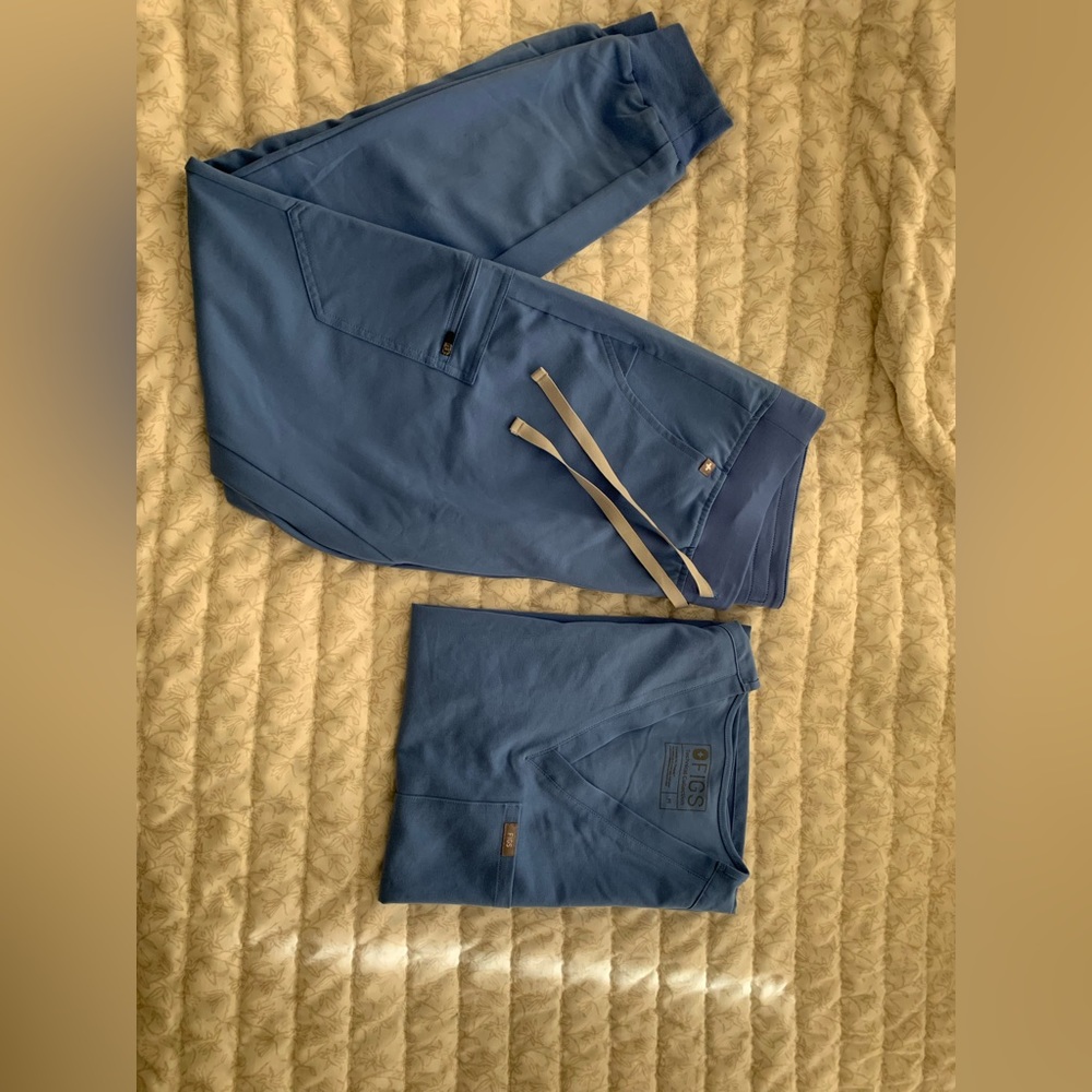 Figs ceil Blue scrub set!